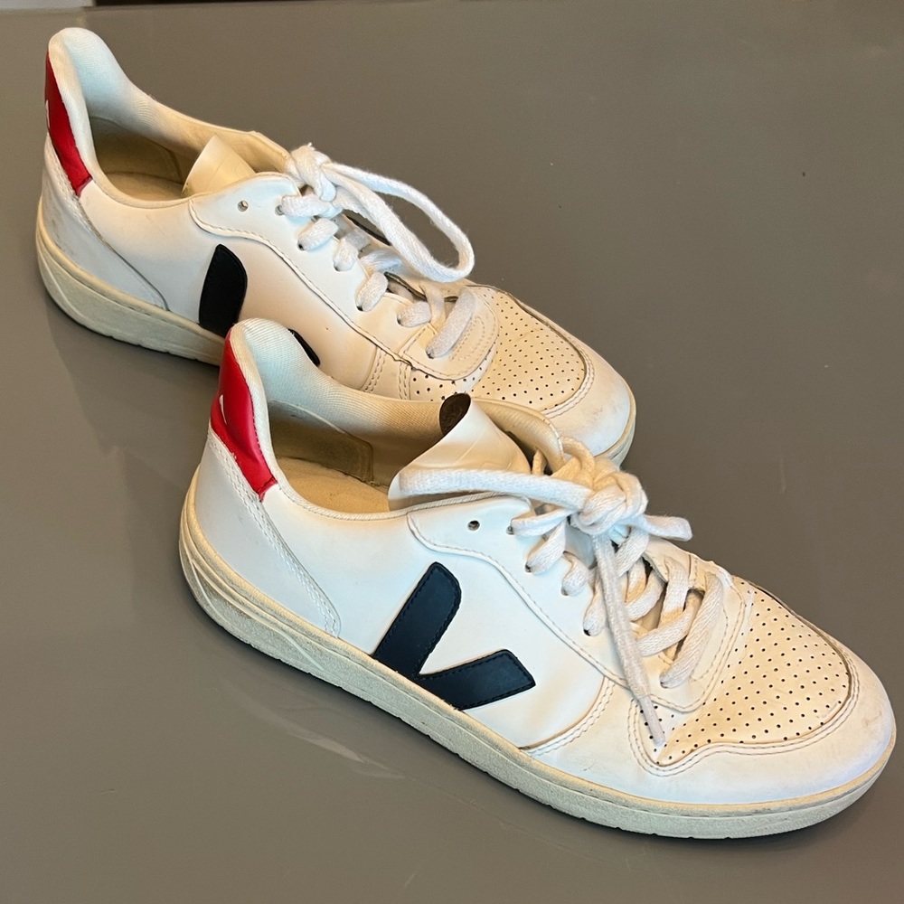 VEJA. WMNS Size 7. In Good Condition.
